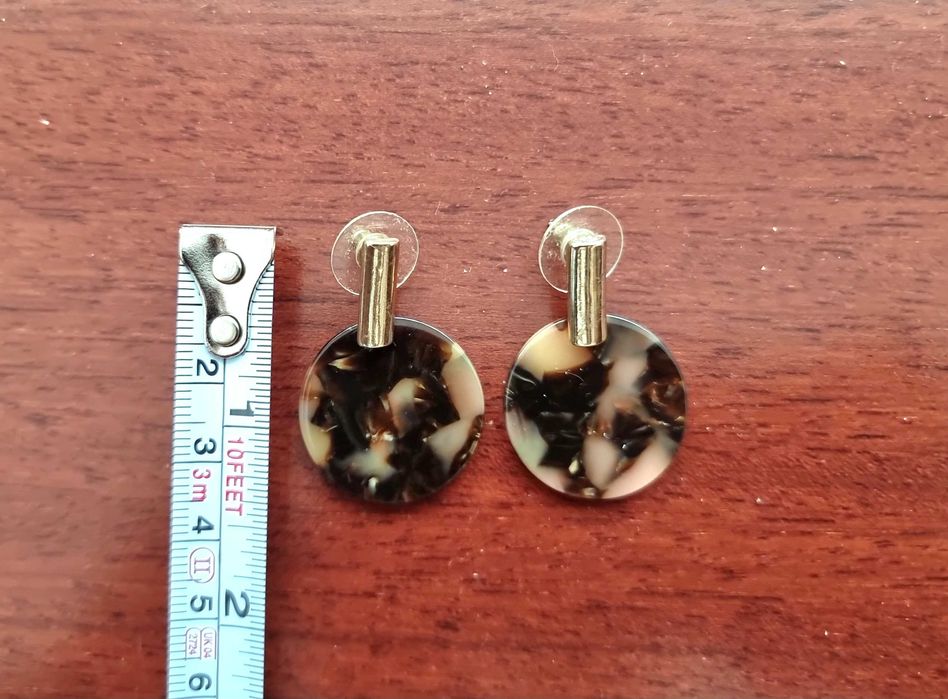 Brincos com detalhe dourado e padrão castanho H&M