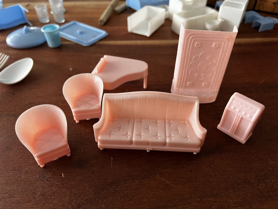 Brinquedos - moveis e loiças de plastico