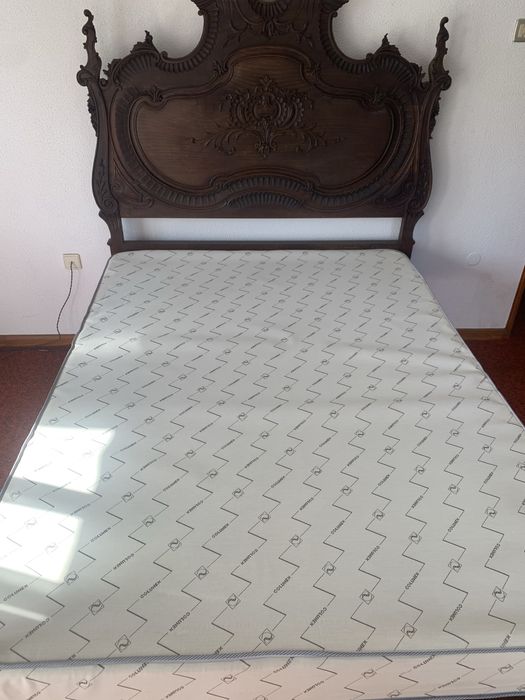 Cama de Casal Antiga em Madeira Maciça – Elegância e Carácter