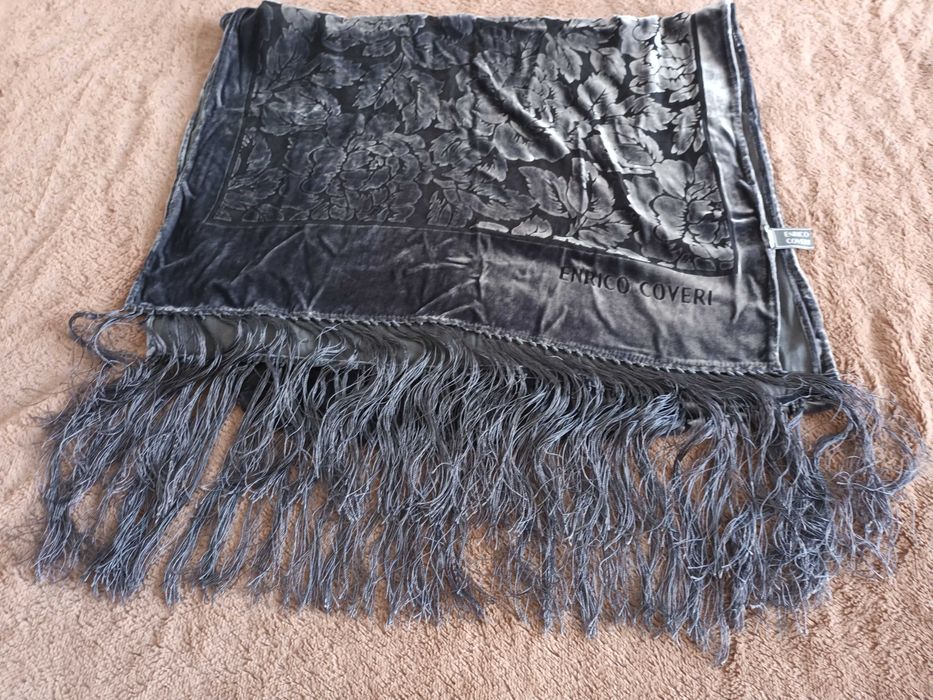 Echarpe cinza aveludada