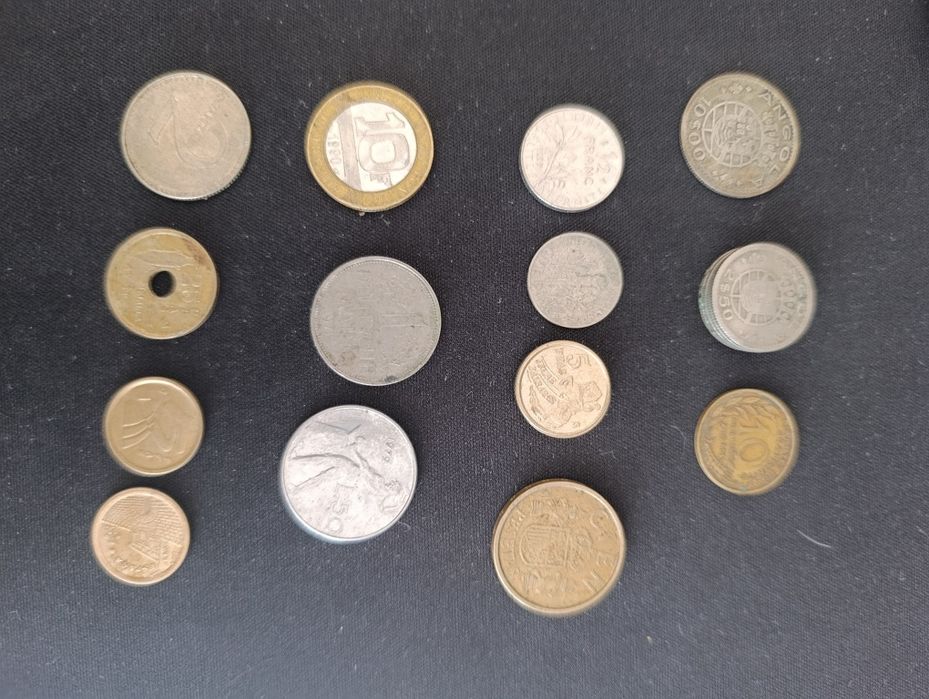 Coleção de moedas e notas