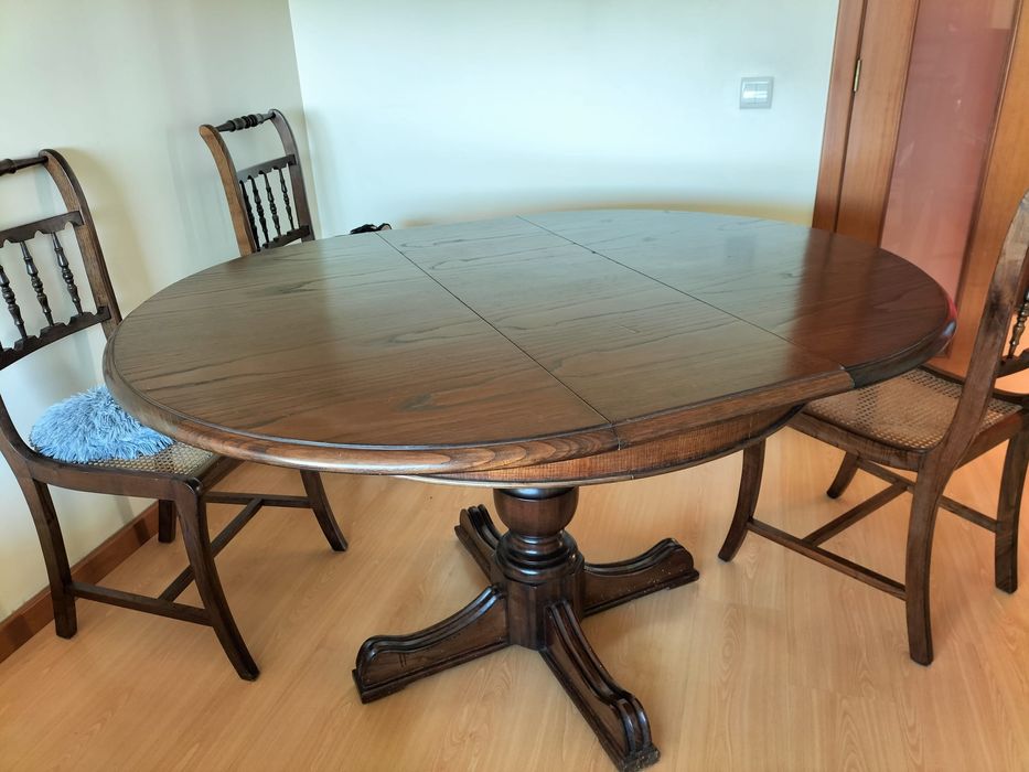 Mesa de sala em madeira