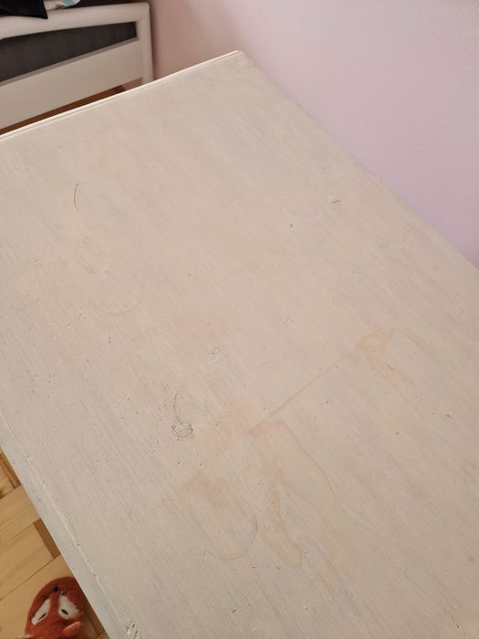 Stara drewniana biała komoda, trzy szuflady