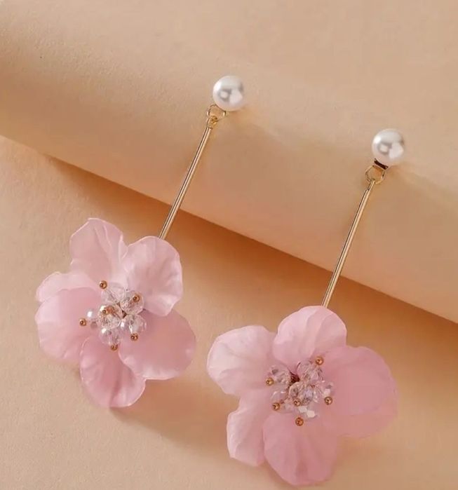 Kolczyki wiszące kwiaty akrylowe jasny róż z perełką
