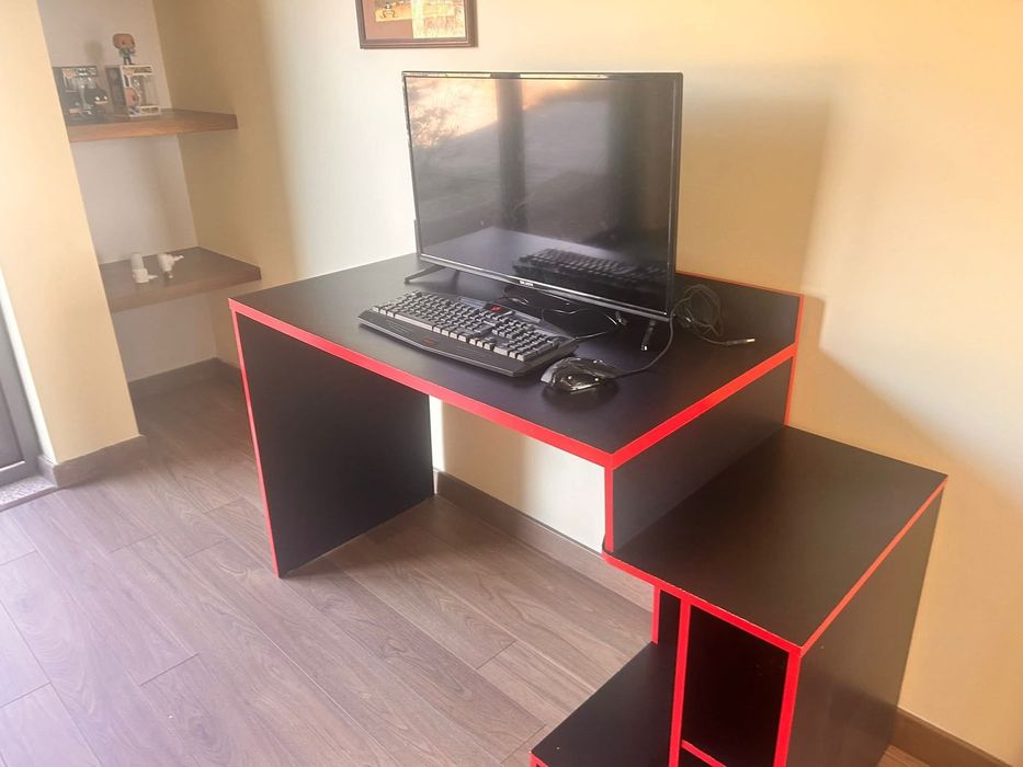 Mesa gamer preta e vermelha com compartimentos espaçosos