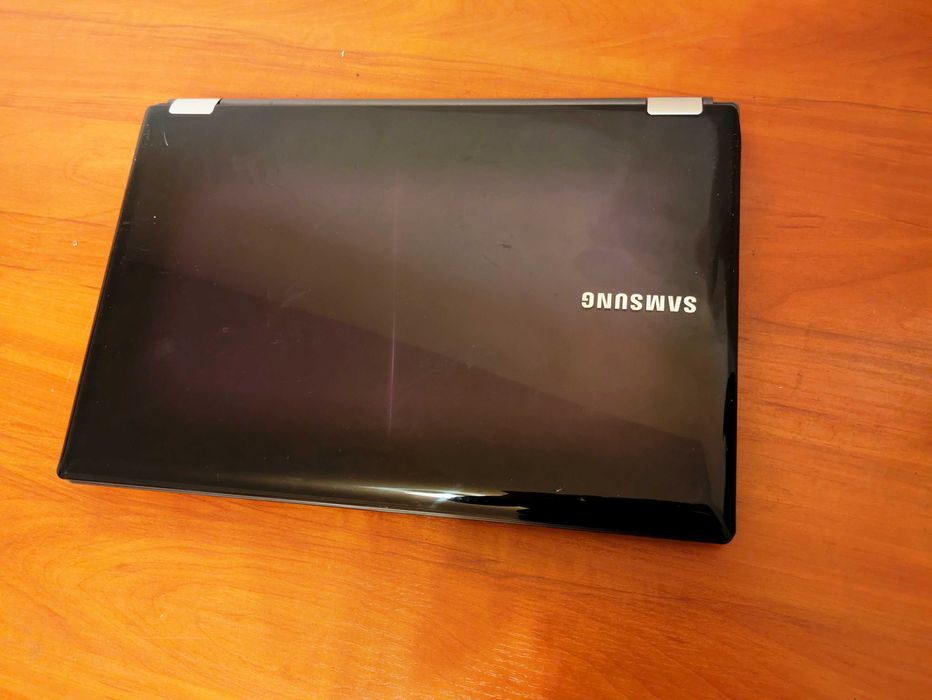 Samsung NP-RF511  i5-2430M 8 ГБ DDR3 SSD 120 GB відмінний стан