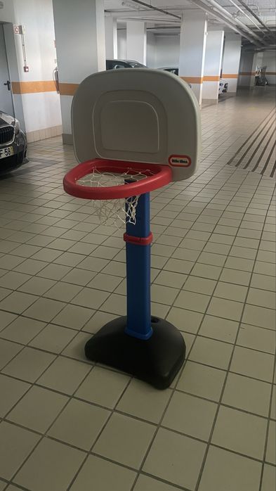 Cesto basquetebol de criança