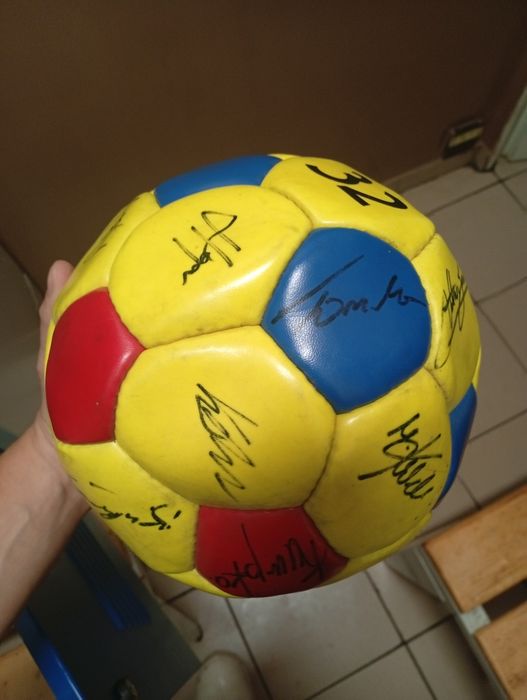 piłka z autografami