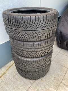 Pneus 255 40R18 e 235 40R18
