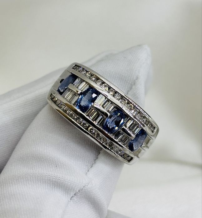 Золота каблучка з сапфірами та діамантами