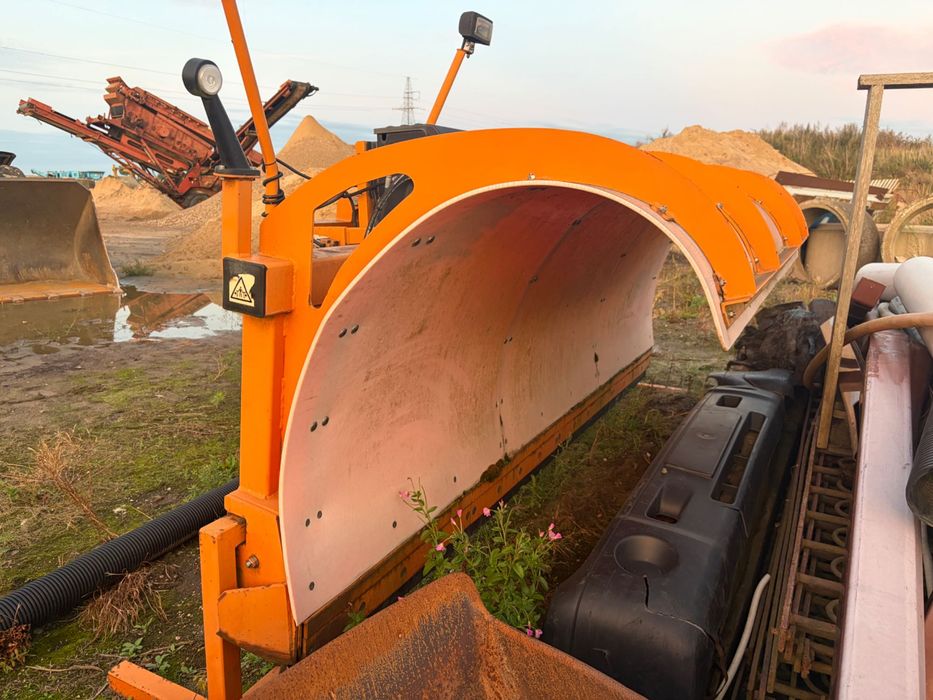 Pług do śniegu z własną hydrauliką
