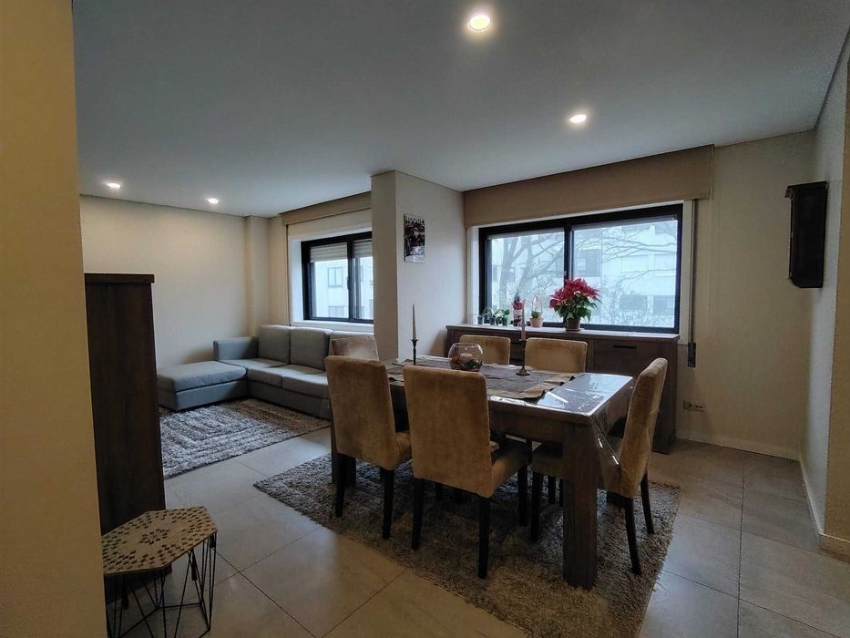 T2 Aldoar Garagem Fechada Renovado