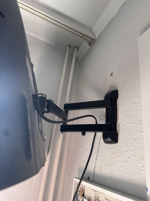 Telewizor LG (32”) (Uchwyt ścienny w zestawie)