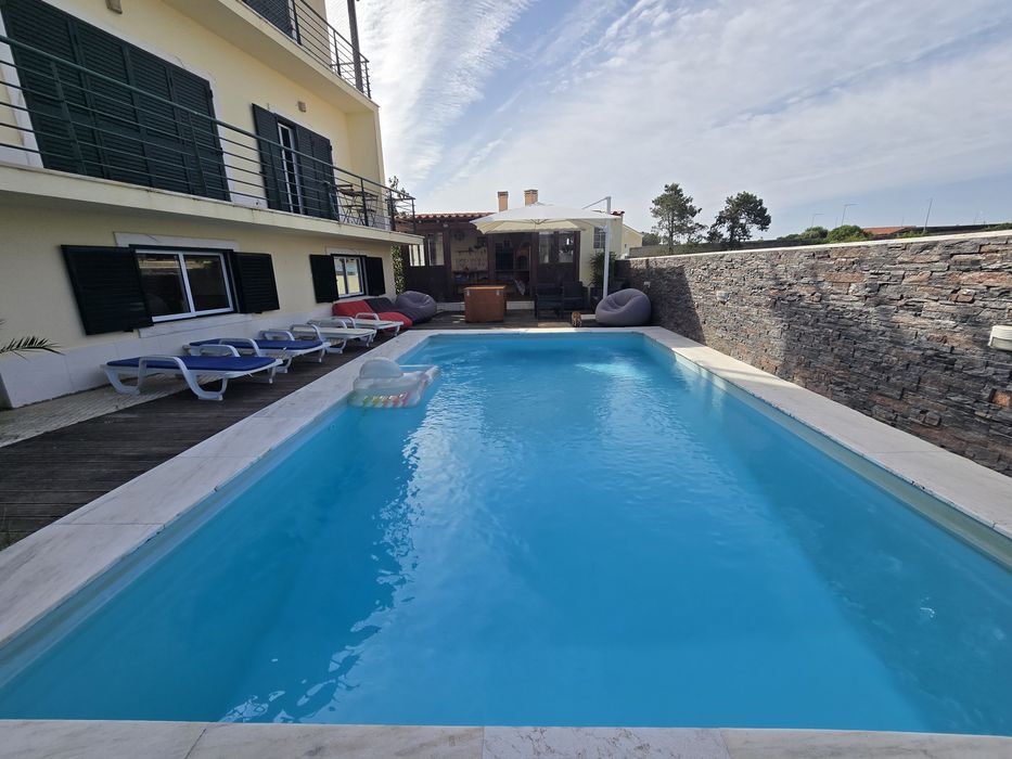 Espaço com Piscina e churrasqueira