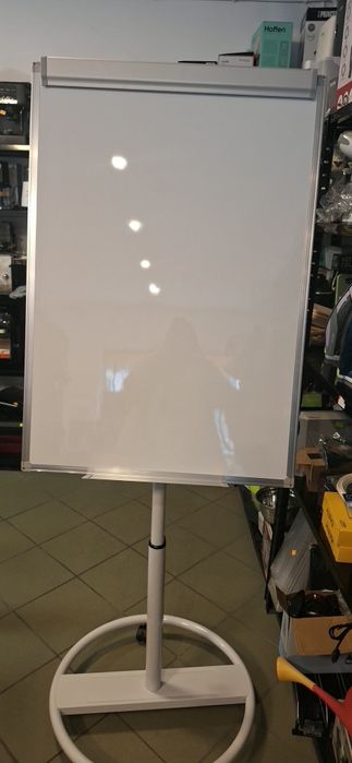 Mobilna tablica suchościeralna flipchart.