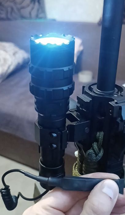 Ліхтар тактичний на зброю