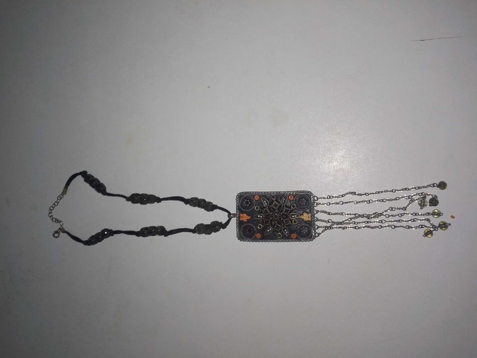 Colar fantasia castanho