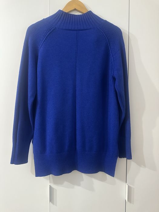 Светр жіночий.