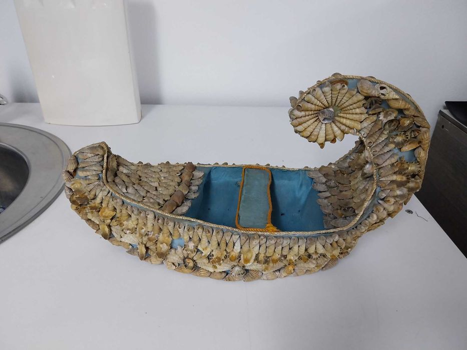 Artigo de decoração – Barco com conchas