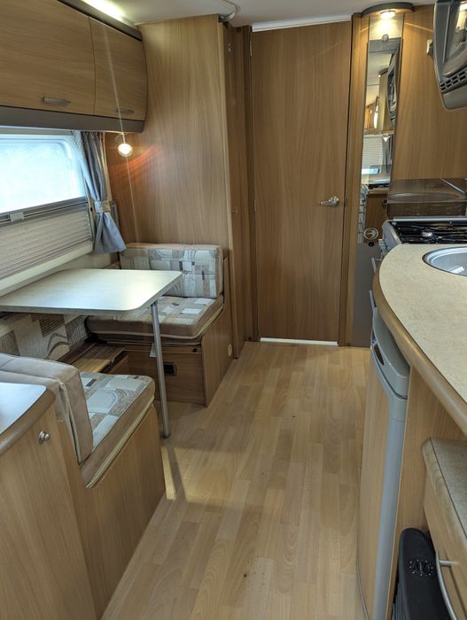 /Caravana/ Impecável/4 pessoas/levo ao local