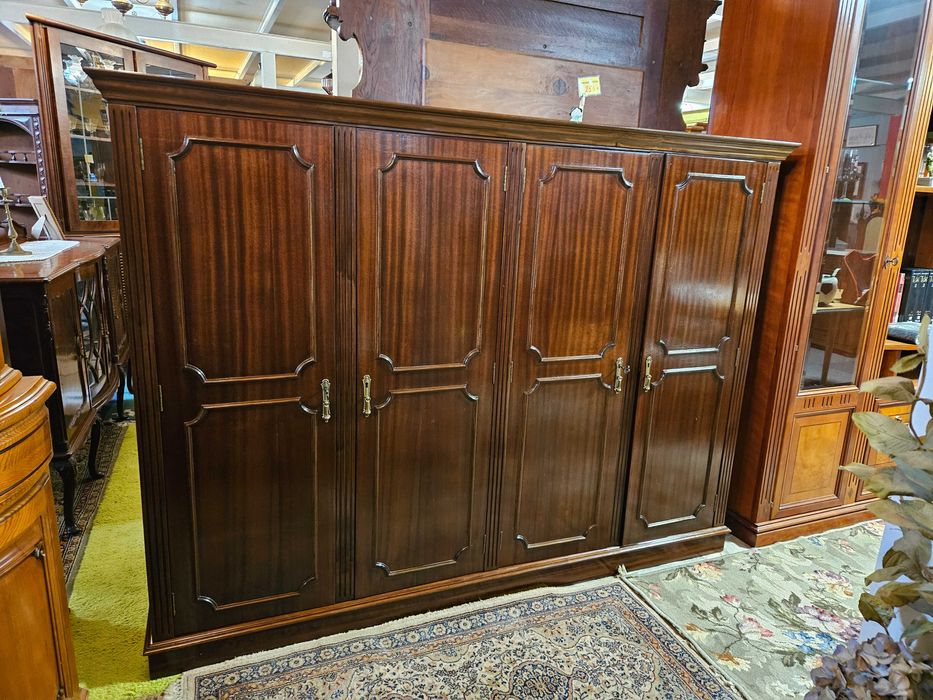 Armário / Roupeiro, baixo, em madeira com 4 portas - óp