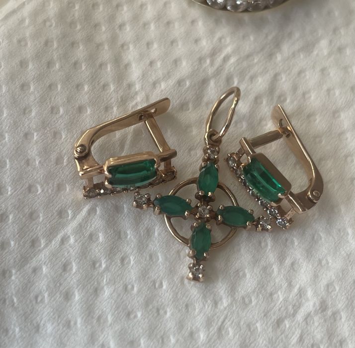 Золоті сережки з ізумрудом