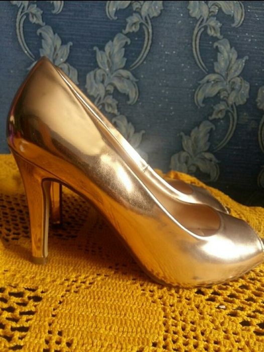 Золотисті лакові туфлі Buffalo джинсовые туфли на каблуке