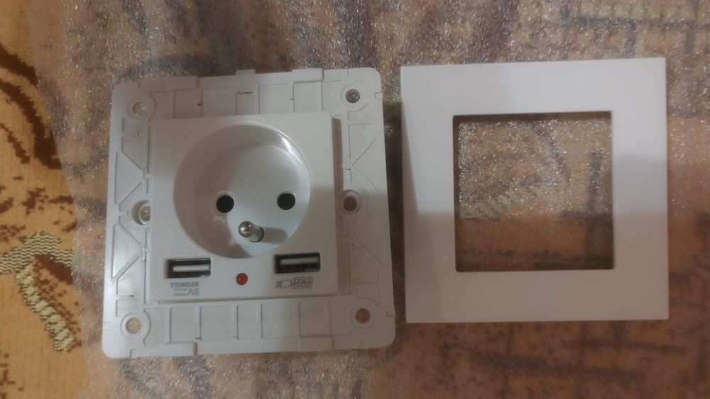 Розетка с  двумя и четырьмя USB
