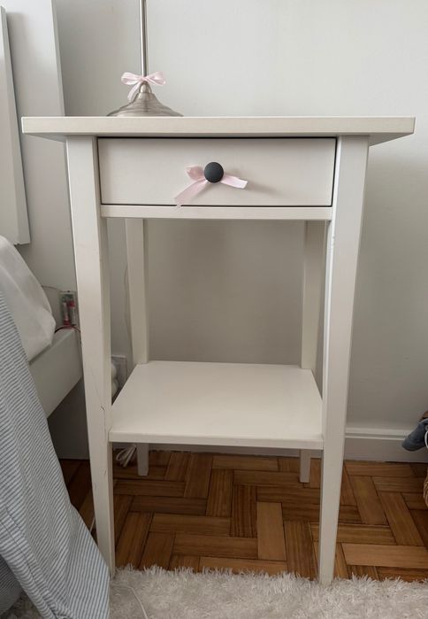Mesa de cabeceira e candeeiro IKEA