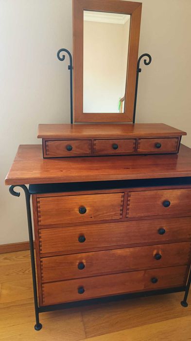 Cómoda em Cerejeira estrutura ferro