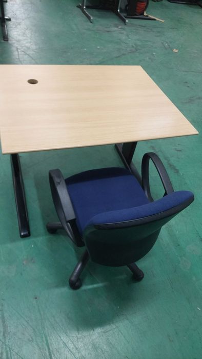 Secretária com cadeira