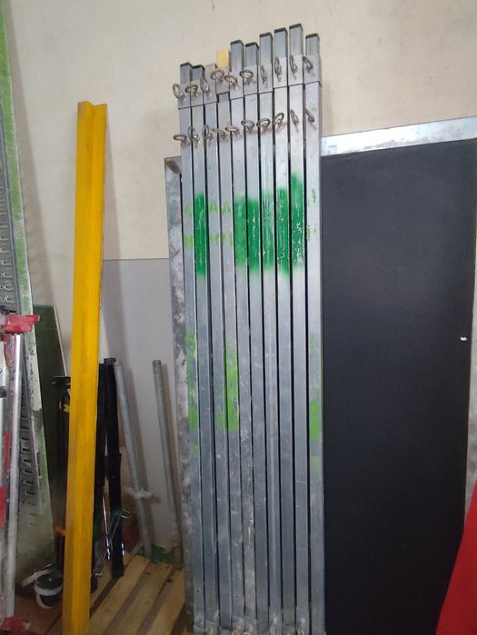 Vendo 10 prumos com mola, de assentamento de tijolo e etc. Com pouco uso com altura máxima, de 310cm
