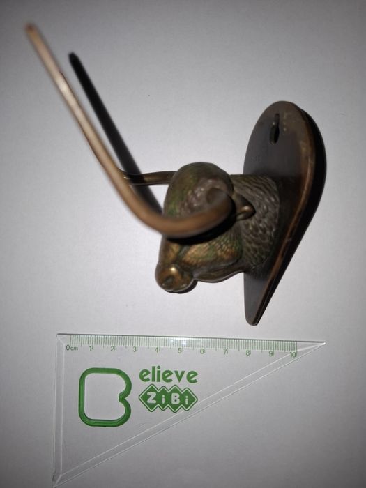 Вішак настінний у вигляді бика, метал