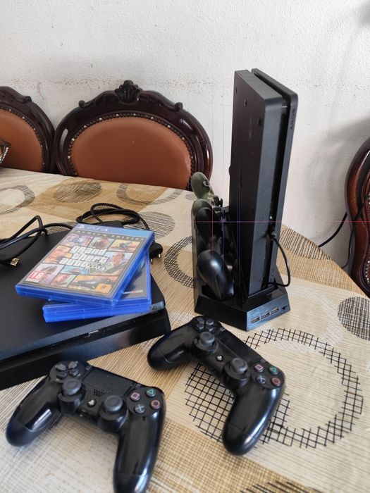 PS4 Slim 500GB + PS4 Slim 1TB SSD | 2 comandos cada | manutenção feita