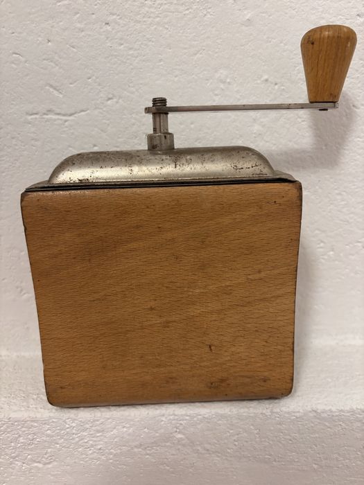 Przedwojenny młynek do mielenia kawy drewniany