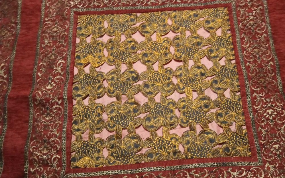 Tapeçaria/toalha de mesa bordado como antigo em metálico dourado