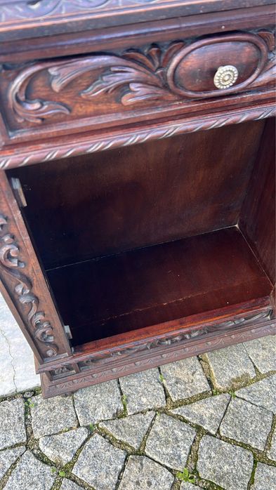 Fabuloso móvel em madeira de mogno antigo, entalhado.