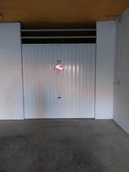 Alugo garagem fechada
