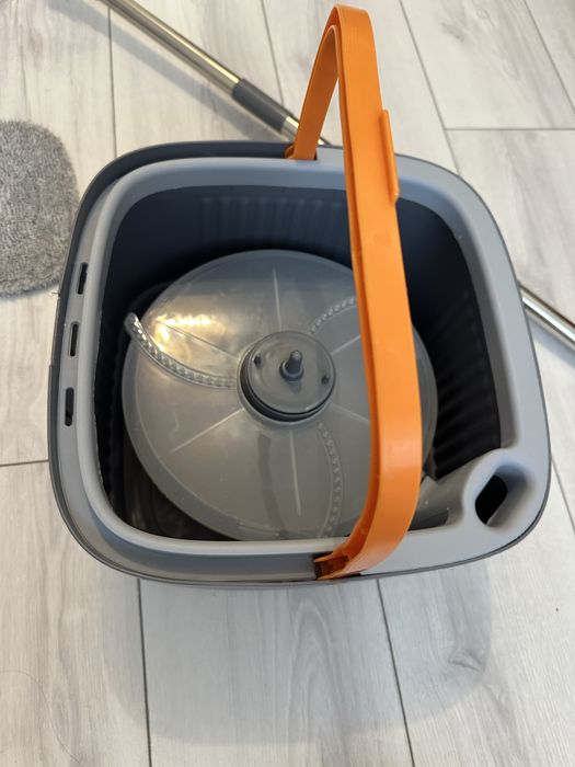 Швабра з системою самоочищення