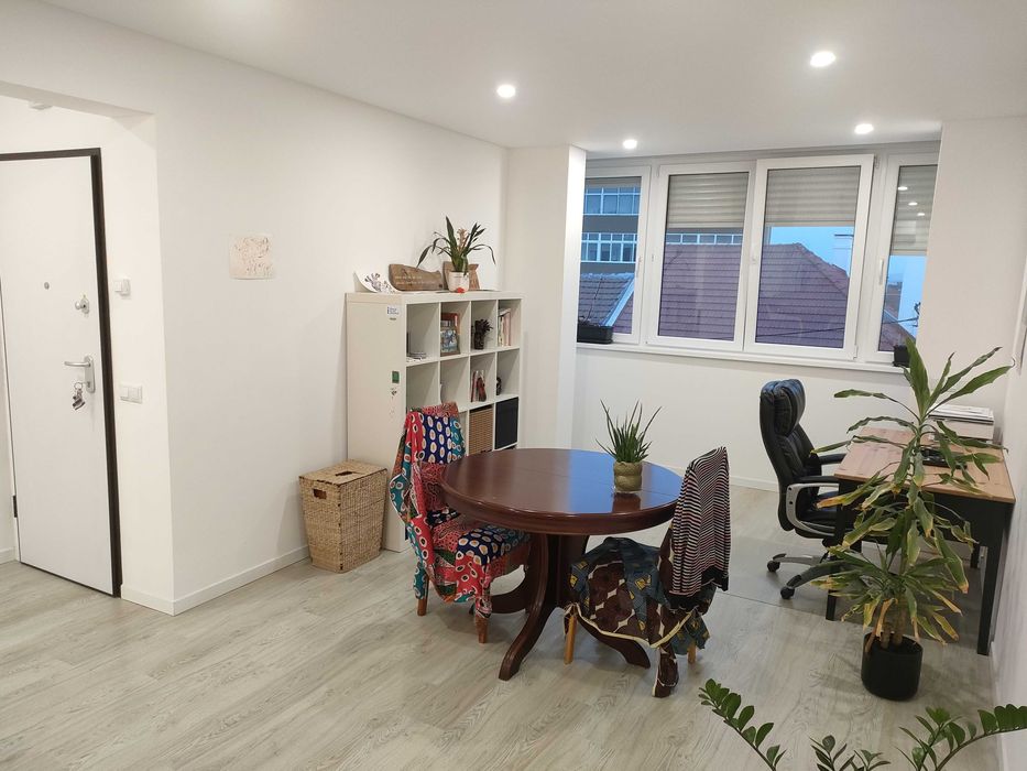 T2 remodelado com aproveitamento de sótão no centro de Almada