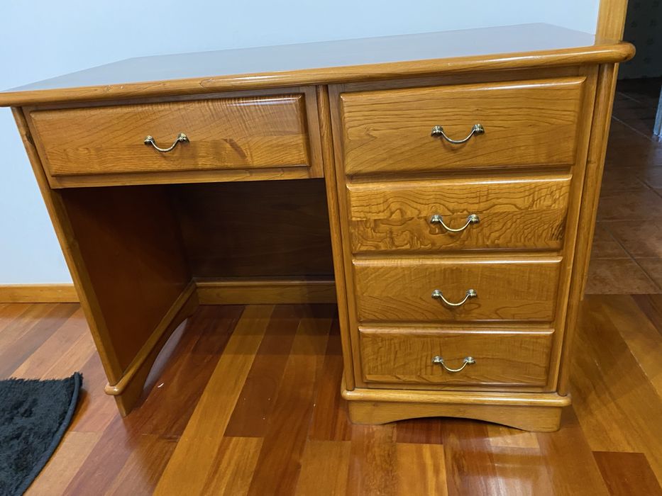 2 mesinhas de cabeceira + 1 secretária