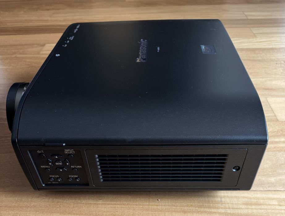 Projetor Panasonic PT-AE8000U – Excelente Estado | 1300h | Full HD Home Cinema