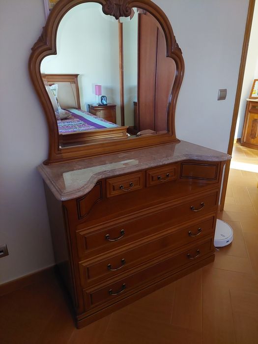 Vendo quarto de casal em madeira de castanho como novo,