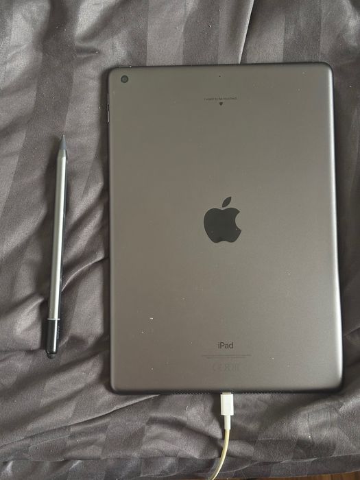 iPad 9th generation 64G + rysik zagg + kabel