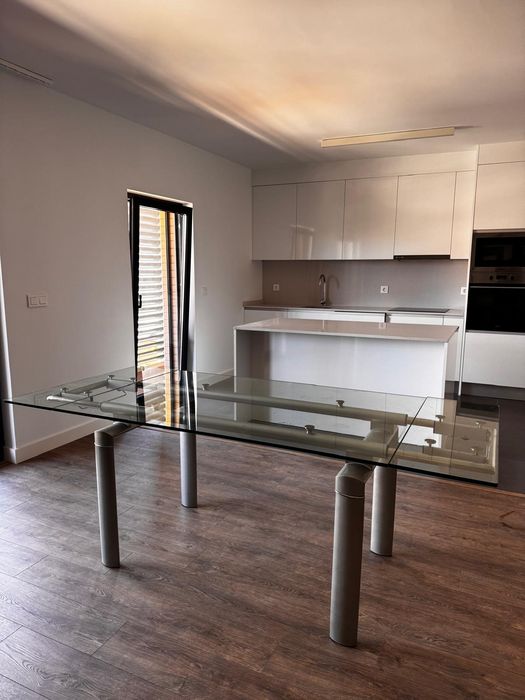 Mesa de jantar extensível em vidro temperado e metal