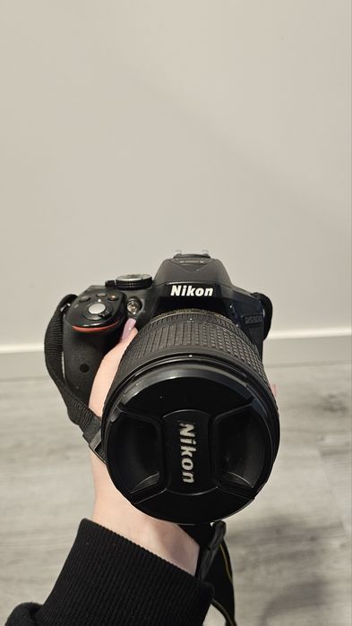 Nikon D5300 + AF-S DX 18-140mm f/3.5-5.6G ED VR + Acessórios + Mochila