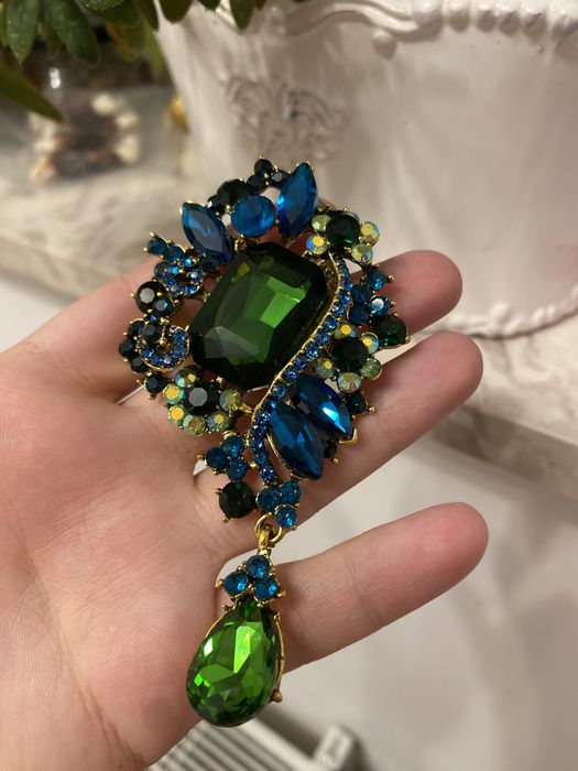 Duża cyrkoniewa broszka zielona