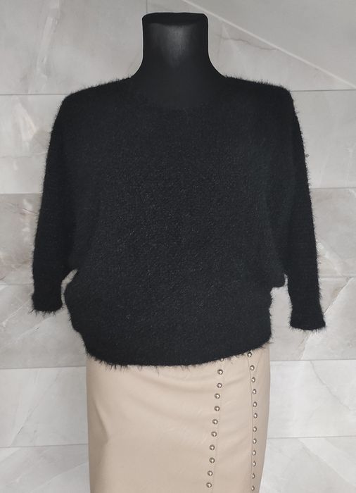 Czarny puszysty sweter typu „alpaka” / fuzzy