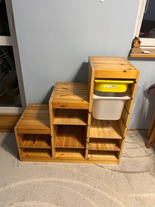 Regał drewniany schodkowy Trofast Ikea z wyposażeniem