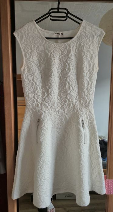 Biała sukienka Sinsay XS